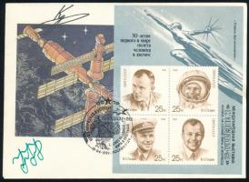 Anatolij Arcebarszkij (1956- ) és Szergej Krikaljov (1958- ) szovjet űrhajósok aláírásai emlékborítékon / Signatures of Anatoliy Artsebarskiy (1956- ) and Sergei Krikalyov (1958- ) Soviet astronauts on envelope