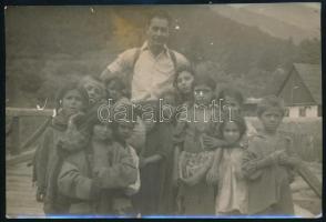 cca 1930 Roma (cigány) gyerekek beazonosítandó férfi társaságában, fotó, jelzés nélkül, 11,5x17 cm
