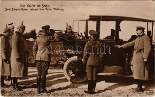 Der Kaiser im Felde. Zwei Fliegeroffiziere bringen dem Kaiser Meldung. G. Berger / II. Vilmos német császár a harctéren / Emperor Wilhelm II of Germany on the battlefield, WWI military (fa)