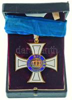 Német Birodalom / Poroszország DN(~1900) "Királyi Koronarend" (nagy koronás kiadás) II. osztályú részben zománcozott Au + Ag kereszt kitüntetés nyakszalagon, eredeti dobozában, benne az eredeti szalaggal! A kereszt alján "N" gyártói jelzéssel (Neuhaus &amp; Sohn, Berlin), (19,25g/52x56mm) T:AU, patina / German Empire / Prussia ND(~1900) "Royal Order of the Crown" (huge crown issue) 2nd class partially enamelled Au + Ag cross decoration on neck ribbon, in original box with original ribbon included! With "N" maker's mark at the bottom of the cross (Neuhaus &amp; Sohn, Berlin), (19,25g/52x56mm) C:AU, patina