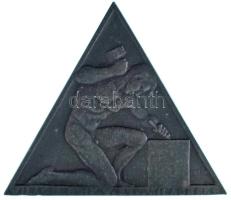 Murányi Gyula (1881-1920) 1917. "Világ [] O 917. V. 29. Világbéke" háromszög alakú Zn szabadkőműves plakett hátoldalán "Bruder Schneider Wien" gyártói jelzéssel (68x68x68mm) T:AU / Hungary 1917. "Világ [] O 917. V. 29. Világbéke" triangular Zn masonic plaque with "Bruder Schneider Wien" maker's mark on the back. Sign: Gyula Murányi (68x68x68mm) C:AU