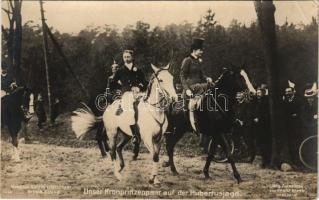 Unser Kronprinzenpaar auf der Hubertusjagd. Verlag von Gustav Liersch, Original Aufnahme von Franz Kühn / Vilmos trónörökös és felesége vadászaton / Prince Wilhelm II and his wife hunting (EB)