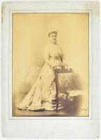 cca 1900 Elegáns hölgy egészalakos portréja, óriás méretű fotó, jelzett: Békés Gyula udvari fényképész műterme, Gyula. Paszpartuban, kissé viseltes állapotban, a paszpartun sérülésekkel, 39x29 cm, teljes méret: 52x37,5 cm.