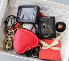 Vegyes retro bizsu csomag, bőr szív alakú dobozzal.