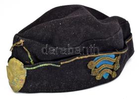 cca 1930-1940 Diáksapka, iskolai sapka, irredenta sapkajelvénnyel, jelzés nélkül, kissé viseltes állapotban, kisebb sérülésekkel
