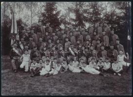 cca 1900 "Hravatskomu Sokolu Varazdinske Hrvatice" Varasdi Horvát Sokol sportegyesület fotója, keményhátú fotó, körbevágott, 18x25 cm /  cca 1900 "Hravatski Sokol" of Varazdin sport club photo, board photo, cut around, 18x25 cm.