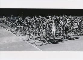 cca 1978 "Ezen a kerékpárversenyen férfiak nevezését nem fogadták el, viszont a pálya szélén egyetlen állóhely sem maradt szabadon", szolidan erotikus felvétel, 1 db modern nagyítás, jelzés nélkül, 15x21 cm