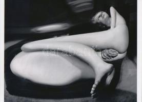 1933 Kertész Andor (később André Kertész) (1894-1985) magyar (később francia - amerikai) fotóművész felvétele (Torzítások sorozatból), 1 db modern nagyítás, jelzés nélkül, 15x21 cm