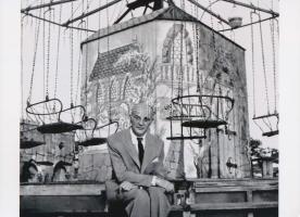 cca 1960 Kertész Andor (később André Kertész) (1894-1985) magyar (később francia ? amerikai) fotóművész felvétele Kertész Imre (1929-2016) holokauszt túlélőről, aki hitelesen tudósított könyveiben a zsidók szenvedéseiről, ezért később Nobel-díjat és Kossuth-díjat is kapott, 15×20,5 cm