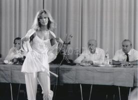 cca 1984 "Kádár János és elvtársai" új magyar termékek (habselyem fehérneműk) bemutatóján, a néhai Lapkiadó Vállalat központi fotólaborjának archívumából, 1 db modern nagyítás, jelzés nélkül, 15x21 cm