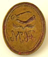 cca XIX. sz. utolsó harmada/XX. sz. eleje "H. M." /"K. M." (?) monogramos ovális pecsétnyomó, kardot markoló kézzel a monogram felett, fém, sérült/teltört fogóval, 2,5x2 cm
