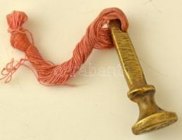 cca XIX. sz. utolsó harmada/XX. sz. eleje "K. I." monogramos kerek pecsétnyomó hosszú szár...