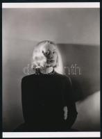 1952 Munkácsi Márton (1896-1963) magyar - amerikai fotóriporter és fotóművész felvétele (Női portré), 1 db modern nagyítás, jelzés nélkül, 21x15 cm