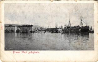 Fiume, Rijeka; Dock galegiante / kikötő, hajók / port, ships (gyűrődéesk / creases)