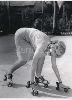 cca 1958 "16 keréken biztonságban", 1 db modern nagyítás, jelzés nélkül, 21x15 cm