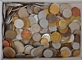 Vegyes, magyar és külföldi érmetétel mintegy ~1kg súlyban T:vegyes Mixed, Hungarian and foreign coin lot (~1kg) C:mixed