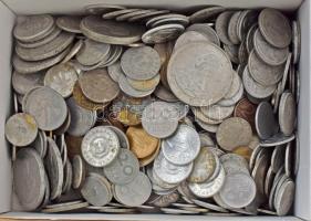 Vegyes, többségében magyar és kisebb részben külföldi érmetétel mintegy ~1kg súlyban T:vegyes Mixed, mainly Hungarian coins lot with some foreign pieces (~1kg) C:mixed