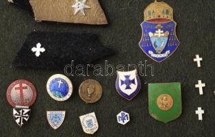 cca 1930-1950 Vegyes összeállítás: katonai váll-lapok, parolik, sapkajelvények, vallási jelvények, s...