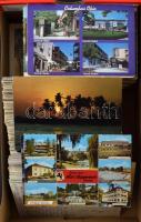 Kb. 600 db MODERN külföldi város képeslap egy dobozban, vegyes minőségben / Cca. 600 MODERN foreign town-view postcards in a box, in mixed quality