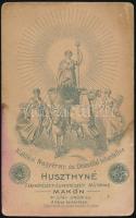 cca 1905 Divatos öltözetű fiatal hölgy portréja, vizitkártya Huszthyné makói műterméből, dekoratív v...