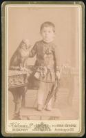cca 1890 Kislány kutyaszoborral, vizitkártya Kalmár P. udvari fényképész budapesti (Andrássy út 29.) műterméből, 11x6,5 cm