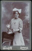 cca 1910 Masnit viselő fiatal hölgy, kezében habverővel és üsttel, vizikártya Goszleth budapesti műterméből, jó állapotban, 11x7 cm