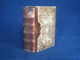 Szent Biblia. Az-az: Istennek Ó és Újj Testamentomában foglaltatott egész Szent Írás. Melly Magyar-nyelvre fordíttatott Károli Gáspár' által', Es mostan tizen-ötödször e' kis formában ki-botsáttatott. -- Szent Dávid királynak és prófétának száz ötven 'sóltárai, a' frantziai nótáknak és verseknek módjokra, magyar versekre fordíttattak és rendeltettek Szentzi Molnar Albert által', Mellyek most újjolag ki-nyomattattak Reers W. János által', Ultrajectumban. [Utrecht], 1765. Nyomattatott Ultrajectumban Reers W. János' által'. 1t. (rézmetszetű díszcímlap) + [2] + 1197 + [3] p.; 104 + [2] p. Kis alakú protestáns bibliakiadásunk a holland egyetemi városban, Utrechtben készült, míves, illusztrált címlevelén pedig - miként az Tótfalusi Kis Miklós 1685. évi amszterdami bibliakiadása óta jeles protestáns hagyomány - a magyar és az erdélyi címereket hordozza. Bibliapéldányunk a protestáns barokk bibliakiadások hagyománya szerint egybe van kötve a gyülekezeti éneklés céljaira átdolgozott, kottákkal kísért, Szenczi Molnár Albert-féle zsoltárfordításokkal (a két munka azonos helyen, azonos évben készült). A kötet elején bibliaolvasási kalauz az Ó- és Újszövetség könyveihez. Kéthasábos szövegoldalakon kiválóan olvasható, éles kontúrú szöveggel. Példányunk rézmetszetű címlapját a 19. század legelején a könyv átkötésekor margóin körülvágták és egy korabeli kézzel merített lapra ragasztották. Négy levél margóin kisebb régi javítások, egy Ószövetség egy levele (Rr8), valamint a zsoltárok utolsó két levele hiányzik. Néhány levél kissé foltos. A címlap verzóján Petőfi Sándor életpályájára vonatkozó, magyar nyelvű jegyzetek, az első előzéken, illetve az utolsó nyomtatott oldalon régi tulajdonosi bejegyzés. Poss.: Mészáros Lászlóé. Erdős 26. Borda 6585. Négy bordára fűzött, vaknyomásos, kopott aranyozású 19. század legelején készült bőrkötésben, vörös festésű lapszélekkel. A vaknyomásos kötéstáblákon ornamentikus kereten belüli kettős léniával és ornamentikus sarokdíszekkel, a minta a gerincen a bordák mentén megismétlődik. A gerincen apró hiány, az első kötéstáblán apró kopások. Enyhén kopott, kissé sérült, kézzel festett papírral borított korabeli kartontokban. Dekoratív, szép példány.