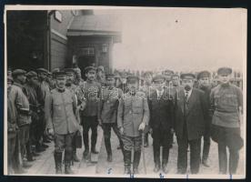 A Távol-Keleti Köztársaság és a Japán Expedíciós Haderő delegációi Gongota vasútállomásnál (Csitai terület, Bajkálontúl), a Gongotai Egyezmény megkötésekor (1920. július 15. és 17. között). Az egyezmény az orosz polgárháború egyik jelentős eseménye volt: az 1920 áprilisában létrehozott (névlegesen független, de nagymértékben az Oroszországi Szovjet Szövetségi Szocialista Köztársaság befolyása alatt álló) Távol-Keleti Köztársaság fő célja a még a fehér erők ellenőrzése alatt álló, illetve a polgárháború alatt a japánok által elfoglalt orosz távol-keleti területek visszafoglalása volt. Ennek érdekében 1920 áprilisától október végéig egy több offenzívából álló hadműveletet hajtottak végre, amelynek egy fontos mérföldköve volt a július 15-én véglegesített Gongotai Egyezmény. Az egyezmény értelmében a japánok kötelesek voltak kivonni csapataikat a területről, és beszünteti a Távol-Keleti Köztársaság elleni harci cselekményeket. Ezenfelül Csitától nyugatra egy ütközőzónát hoztak létre, amely segített a Távol-Keleti Köztársaságnak megszilárdítania a pozícióját a régióban, és felkészülni az offenzívára, amellyel végül a teljes Csitai területet az ellenőrzése alá vonta. Szovjet fotóarchívum pecsétjével jelzett fotó, az eredeti felvételről készült későbbi nagyítás (cca. 1940-1950), a hátoldalon részletes orosz nyelvű felirattal, 12,5x18 cm //  Delegations of the Far Eastern Republic and the Japanese Expeditionary Corps at Gongota railway station (Chita region, Transbaikal), at the signing of the Gongota Agreement (between 15 and 17 July, 1920). The agreement was an important event of the Russian Civil War: the Far Eastern Republic (which was nominally independent, but largely under the influence of the Russian Soviet Federative Socialist Republic) was established in April 1920, with the primary aim of retaking territories in the Russian Far East that were still held by the White forces, or captured by the Japanese during the Civil War. To this end, they launched a series of military operations (referred to as the Chita Operations) from April until the end of October, of which the Gongota Agreement - which was finalized on 15 July, 1920 - was a significant milestone. The agreement demanded the evacuation of Japanese troops from the region, as well as stopping military actions against the Far Eastern Republic. A buffer zone was also created west of Chita, which helped the Far Eastern Republic to consolidate its position in the territory, and to prepare for the final operation to take the entire Chita region. Photo with the stamp of a USSR photo archive, a later enlargement (cca. 1940-1950) of the original, with a detailed description in Russian on the reverse, 12.5x18 cm