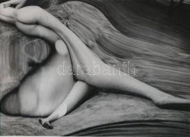 1933 Kertész Andor (később André Kertész) (1894-1985) magyar (később francia majd amerikai) fotóművész felvétele (Torzítások c. sorozatból 132#), 1 db modern nagyítás, jelzés nélkül, 15x21 cm