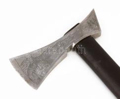 Besztercebánya katonai emlék fokos, 1944-1969, fején feliratokkal és figurákkal díszítve, h: 90 cm