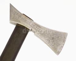 Besztercebánya katonai emlék fokos, 1944-1969, fején feliratokkal és figurákkal díszítve, h: 90 cm