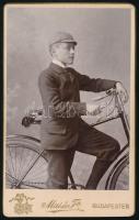cca 1900-1910 Biciklis (kerékpáros) fiatalember portréja, vizitkártya Mai és Társa budapesti műterméből, 10,5x6,5 cm