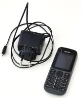 Nokia telefon töltővel.