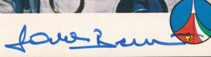 Farkas Bertalan (1949-) űrhajós aláírása az őt ábrázoló képeslapon