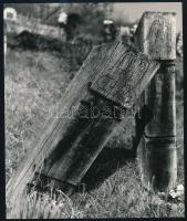 1973 Vattay Elemér (1931-2012) Jósvafői temető, Vattay Elemér pecséttel jelzett fotóművészeti alkotása, 19x16 cm.