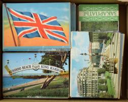 34 db MODERN külföldi város leporello képeslapfüzet egy dobozban, vegyes minőségben / 34 modern foreign town leporello postcards in a box, in mixed quality