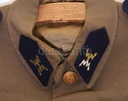 Magyar Néphadsereg, 1949M híradós őrmesteri szövet zubbony (késői változat), a váll-lapon kisebb sér...