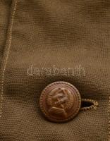 Magyar Néphadsereg, 1949M híradós őrmesteri szövet zubbony (késői változat), a váll-lapon kisebb sér...