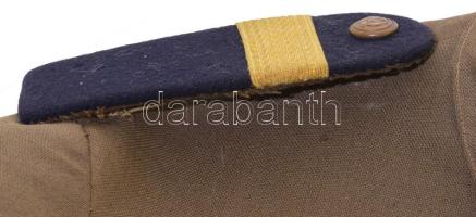 Magyar Néphadsereg, 1949M híradós őrmesteri szövet zubbony (késői változat), a váll-lapon kisebb sér...