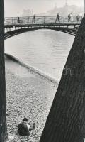 Kertész Andor (később André Kertész) (1894-1985) magyar (később francia majd amerikai) fotóművész felvétele (A Pont des Arts, Párizs), utólagos nagyítás, jelzés nélkül, hátoldalán paszpartuzás nyomaival, 24x14,5 cm