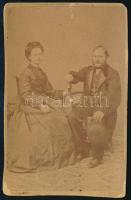 cca 1860 Házaspár portréja, keményhátú fotó J. H. Geil miskolci műterméből, 9,5×6 cm