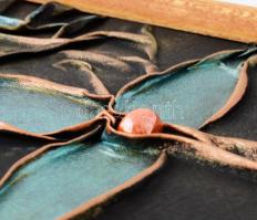 Bőr kép. Dekoratív fa keretben 22x22 cm