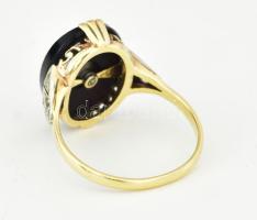 14K arany (Au) gyűrű, ónixxal és gyöngyel, valamint církónnal ékítve. br 3,51g m: 56
