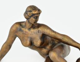 Pál Mihály, ifj. (1936?2023) : Akt labdával. Bronzírozott műgyanta. Jelzett, hibátlan 23x21 cm