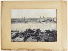 1900 Erzsébet-híd építése, rajta a pesti oldal panorámájával, az épülő/felállványozott Matild-palotával, a Dunakorzóval és a Belvárosi Plébániatemplom, a kép sarkában: "1900 III. [16.]", nagy, exkluzív méretű keményhátú fotó, paszpartuban, foltos paszartuval és foltos hátoldallal, 34,5x46,5 cm, paszpartu: 53x69 cm.  Feltehetőleg eredetileg: "A budapesti Erzsébet-híd vasszerkezete. Gyártotta és szerelte az 1898-1903. években a M. Kir. Államvasutak Gépgyára. Bp., [1903], Athenaeum." c. kiadványhoz készült fotó!