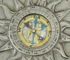 Ón keretes iránytű, jelzett, napot ábrázoló plasztikus keret d: 13 cm