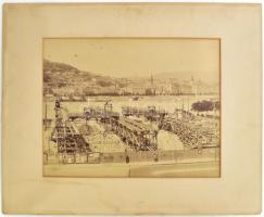 1900 Erzsébet-híd építése, rajta a budai panorámával, a Gellért-hegy részletével, háttérben a Tabán házaival, a tabáni szerb Szent Demeter-templommal, kicsit fentebb pedig az egytornyú Alexandriai Szent Katalin-templom, a pesti oldalon, az építkezést elkerítő kerítésen szecessziós reklám-plakátokkal, nagy, exkluzív méretű keményhátú fotó, paszpartuban, a felületén kis foltokkal, foltos paszartuval, és foltos hátoldallal, 34,5x46,5 cm, paszpartu: 53x69 cm.  Feltehetőleg eredetileg: "A budapesti Erzsébet-híd vasszerkezete. Gyártotta és szerelte az 1898-1903. években a M. Kir. Államvasutak Gépgyára. Bp., [1903], Athenaeum." c. kiadványhoz készült fotó!