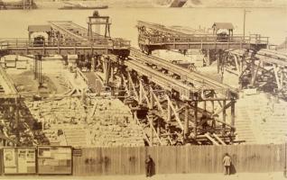 1900 Erzsébet-híd építése, rajta a budai panorámával, a Gellért-hegy részletével, háttérben a Tabán ...
