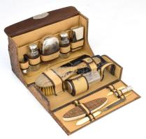 Régi úti neszeszer, manikűr készlettel, eredeti, sérült táskával. 26 cm