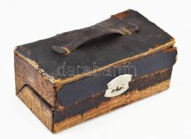 Régi úti neszeszer, manikűr készlettel, eredeti, sérült táskával. 26 cm